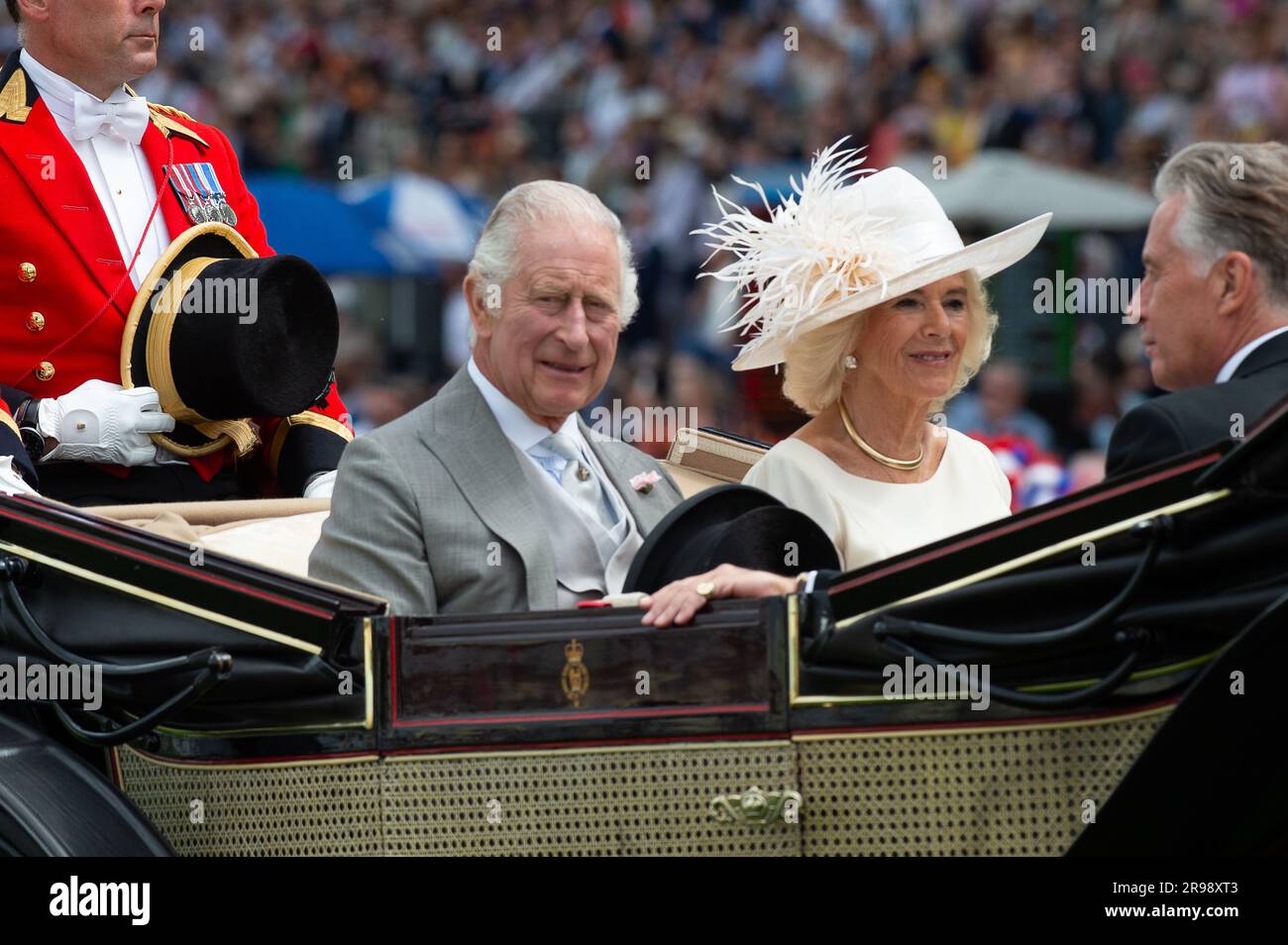 Ascot, Berkshire, Regno Unito. 24 giugno 2023. Gli automobilisti applaudirono e applausero mentre il re e la regina arrivavano in carrozza sull'autodromo di Ascot Racecourse. Jockey Frankie Dettori è arrivato anche in carrozza con l'allenatore Jamie Snowdon. Credito: Maureen McLean/Alamy Live News Foto Stock