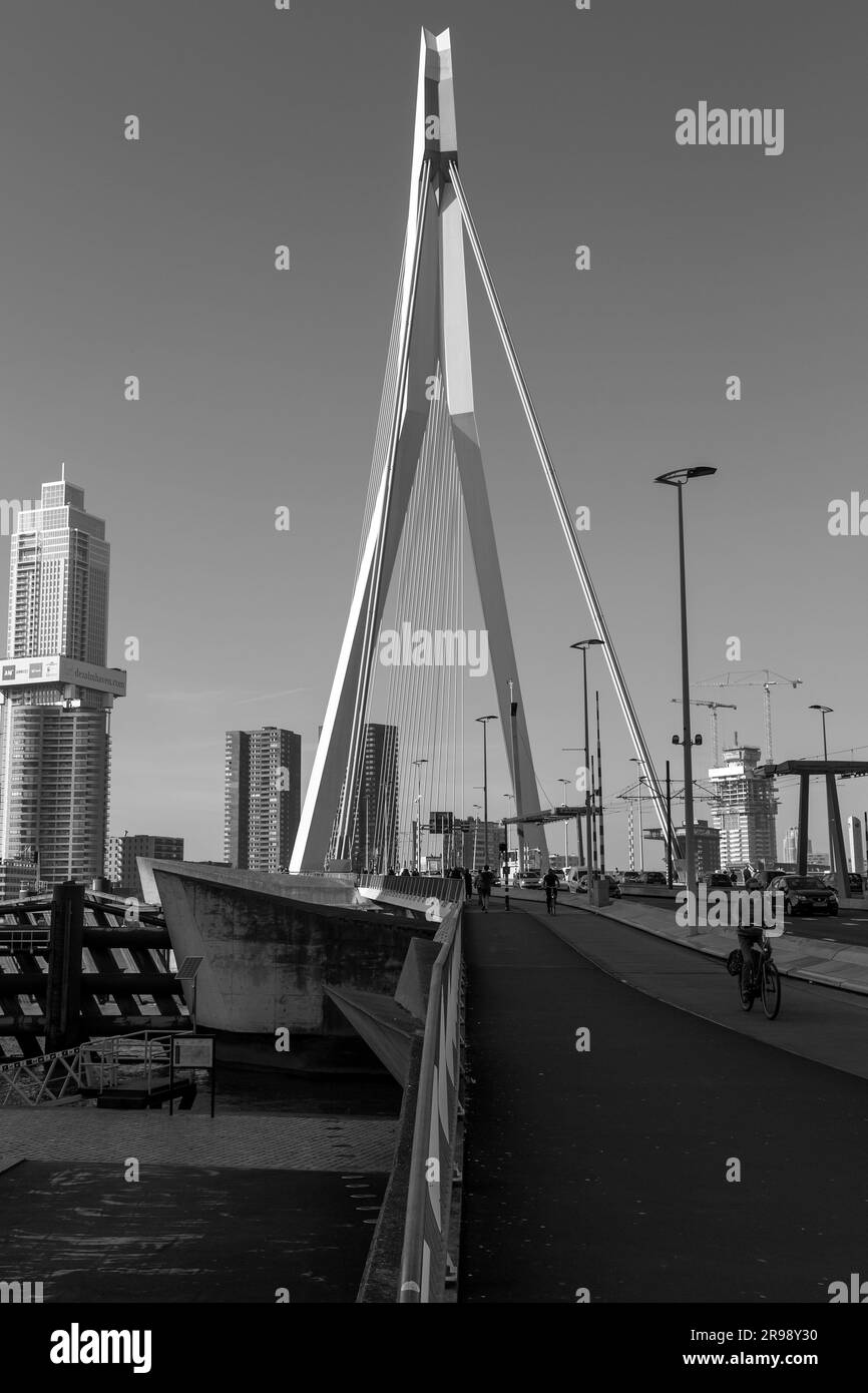 Rotterdam, Paesi Bassi - 8 ottobre 2021: Vista sulla strada e architettura generica dal centro di Rotterdam. Rotterdam è la seconda città più grande del ne Foto Stock