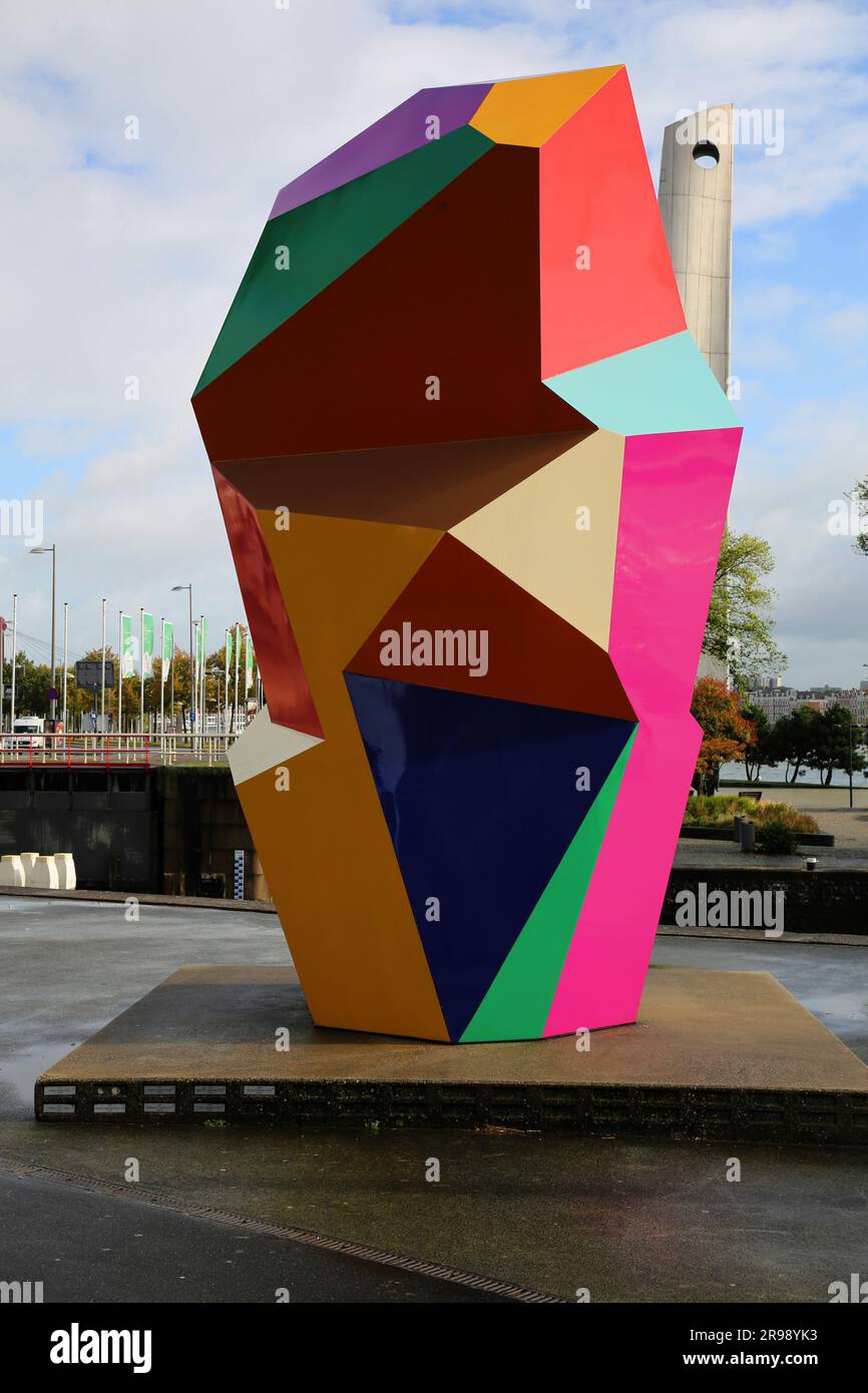 Rotterdam, NL - 6 ottobre 2021: Il Marathonbeeld, una statua moderna multicolore di Henk Visch, che simboleggia la diversità delle nazionalità partecipanti Foto Stock