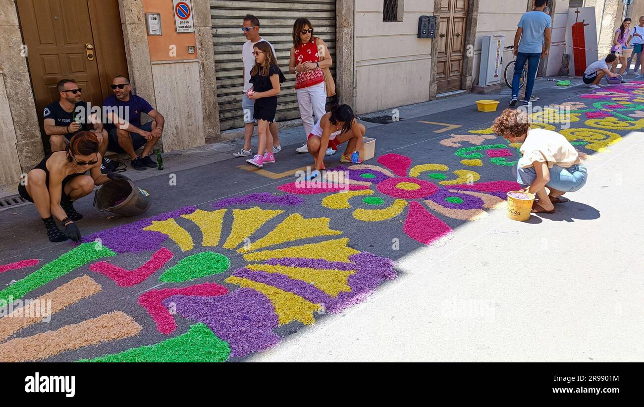 Processione dei Ceri ed infiorata / Processione di candele ed esposizione di fiori - Rieti, Italia Foto Stock