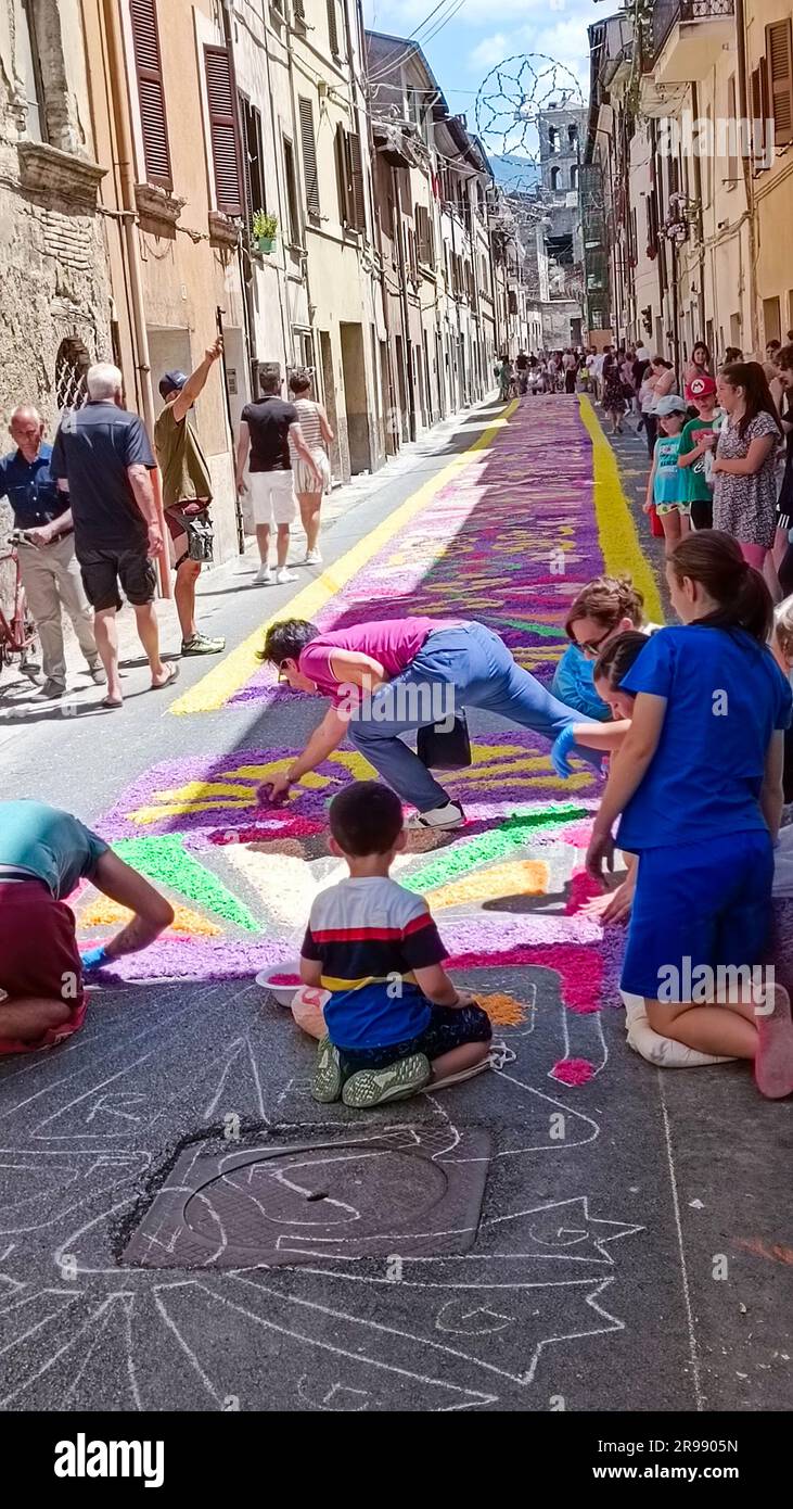 Processione dei Ceri ed infiorata / Processione di candele ed esposizione di fiori - Rieti, Italia Foto Stock