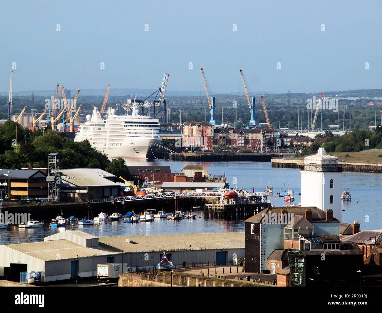 "Brilliant Ace Vehicle Carrier" che naviga lungo la "nave da crociera Amazon Dawn" ormeggiata sul fiume Tyne, nel mare del Nord. Foto Stock
