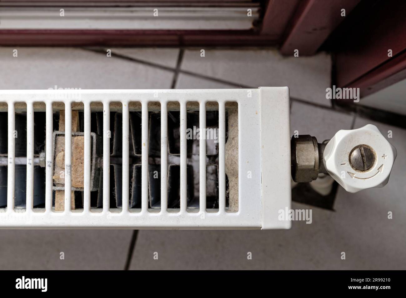 radiatore montato a terra con valvola Foto Stock