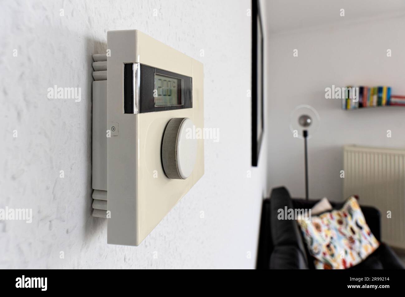 Termostato digitale per interni con montaggio a parete a 20 °C. Foto Stock