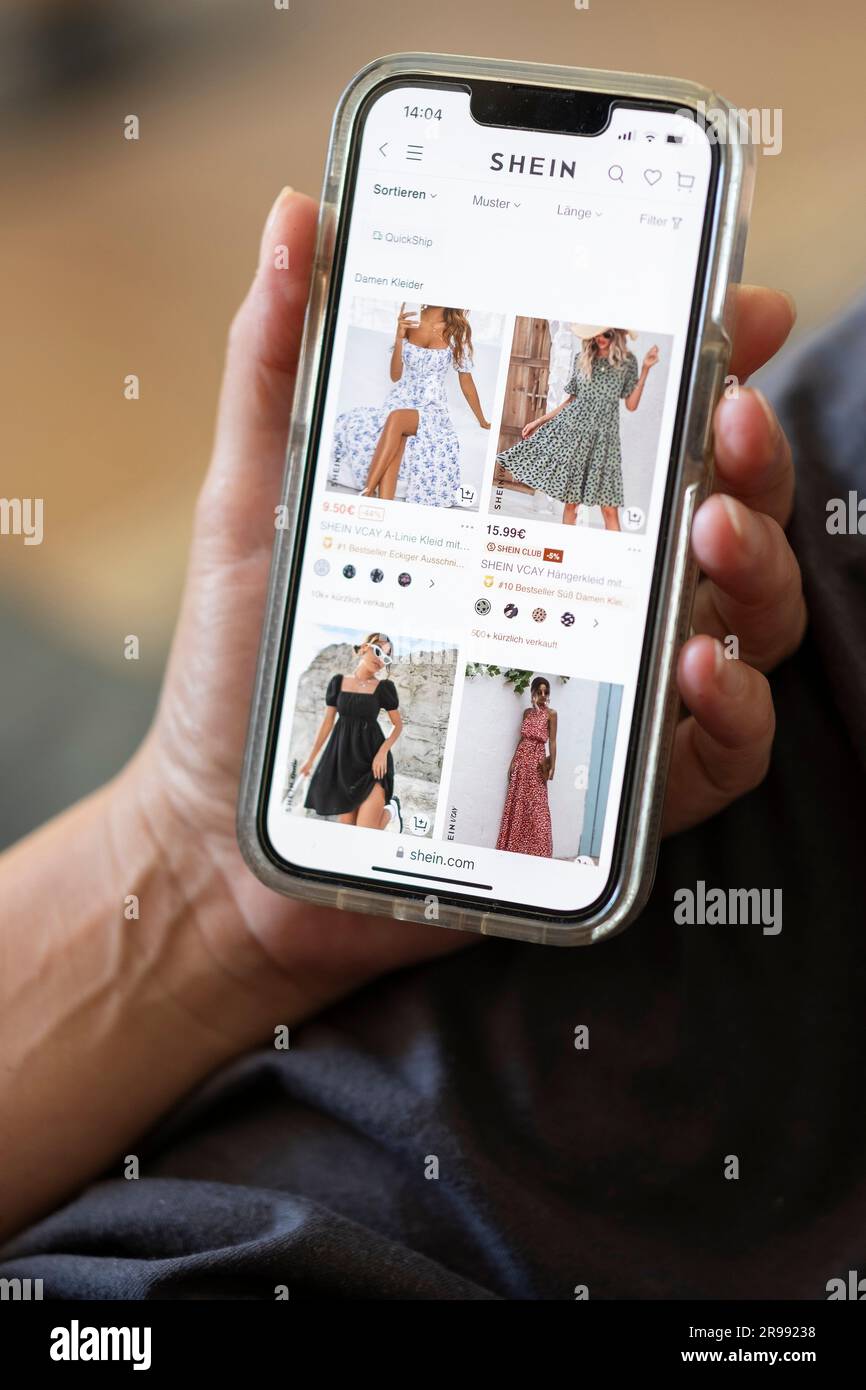 Una donna visita il sito del gigante cinese della moda SHEIN sul suo cellulare. Foto Stock