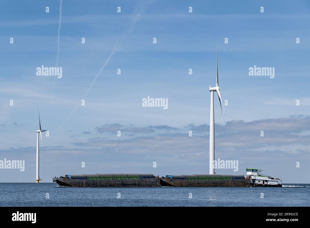 unità di traino a spinta che passa per un parco eolico offshore Foto Stock