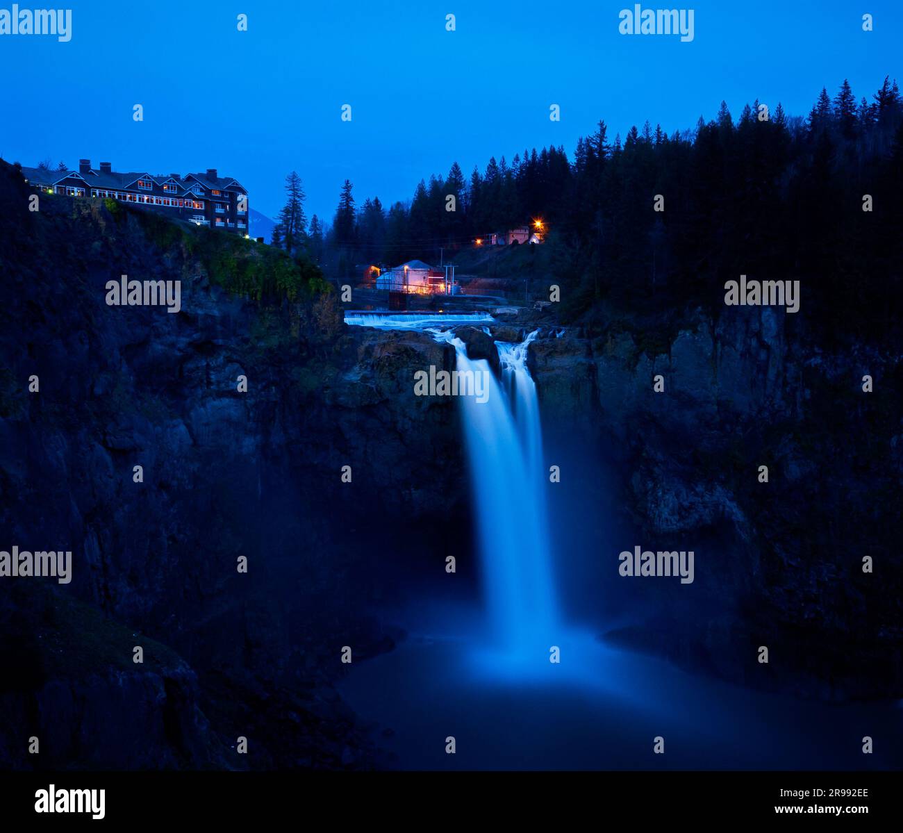 Snoqualmie Falls e Salish Lodge al tramonto, King County, Washington, USA Foto Stock