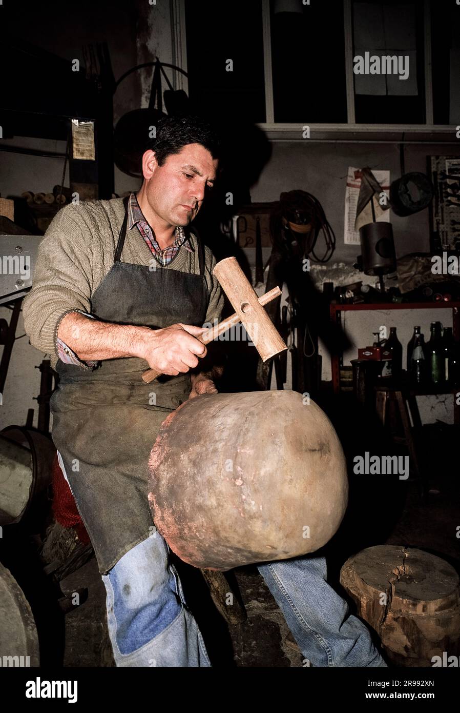 Italia Sardegna Isili - il Maestro del rame Luigi Pitzalis Foto Stock