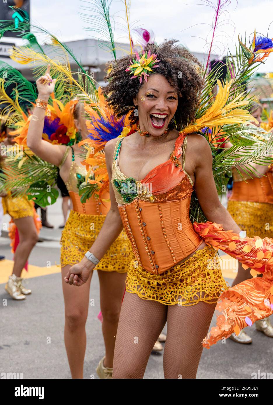 Santa Barbara, Stati Uniti. 24 giugno 2023. Santa Barbara celebra il solstizio d'Estate con una sfilata a tema "ROOTS" del 2023 di carri allegorici, marionette giganti e costumi stravaganti su Santa Barbara Street nel centro di Santa Barbara, CALIFORNIA, il 24 giugno 2023. (Foto di Rod Rolle/Sipa USA) credito: SIPA USA/Alamy Live News Foto Stock