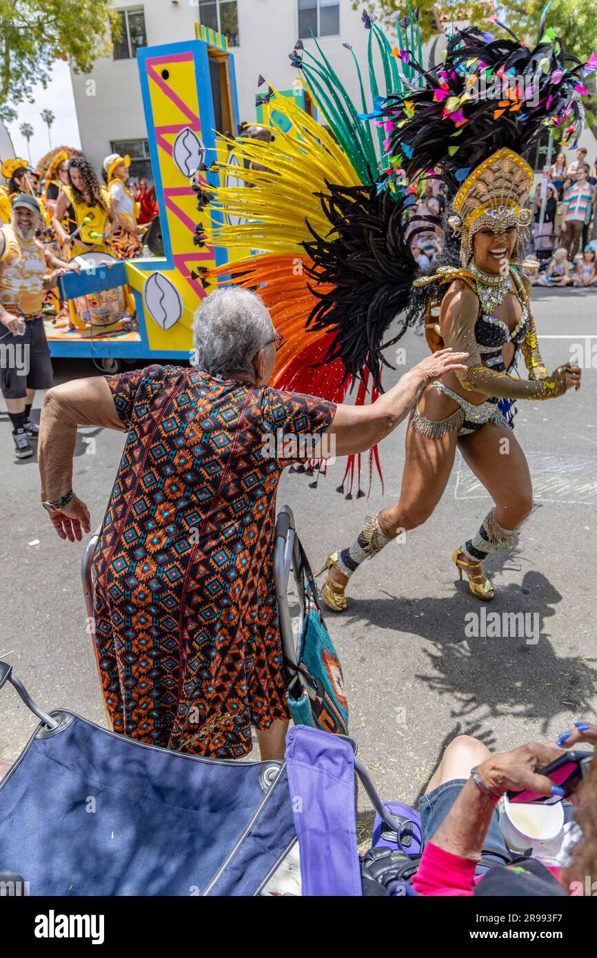Santa Barbara, Stati Uniti. 24 giugno 2023. Santa Barbara celebra il solstizio d'Estate con una sfilata a tema "ROOTS" del 2023 di carri allegorici, marionette giganti e costumi stravaganti su Santa Barbara Street nel centro di Santa Barbara, CALIFORNIA, il 24 giugno 2023. (Foto di Rod Rolle/Sipa USA) credito: SIPA USA/Alamy Live News Foto Stock