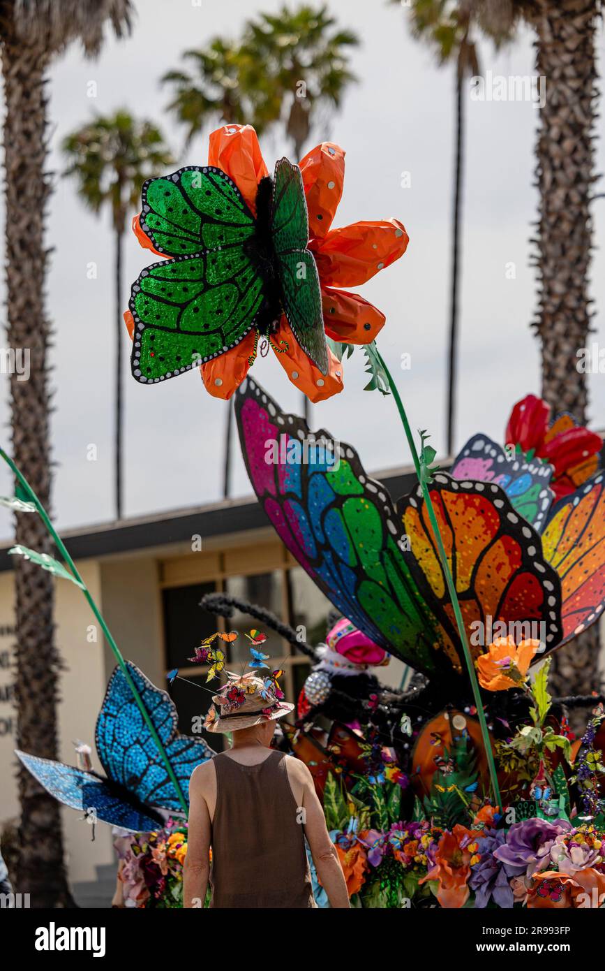 Santa Barbara, Stati Uniti. 24 giugno 2023. Santa Barbara celebra il solstizio d'Estate con una sfilata a tema "ROOTS" del 2023 di carri allegorici, marionette giganti e costumi stravaganti su Santa Barbara Street nel centro di Santa Barbara, CALIFORNIA, il 24 giugno 2023. (Foto di Rod Rolle/Sipa USA) credito: SIPA US/Alamy Live News Foto Stock