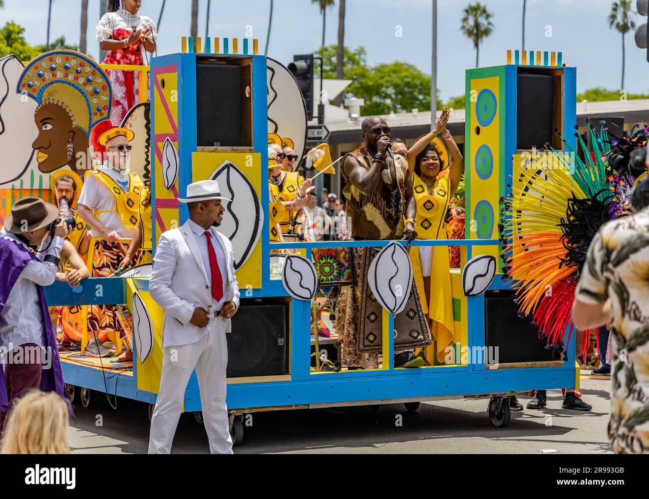 Santa Barbara, Stati Uniti. 24 giugno 2023. Santa Barbara celebra il solstizio d'Estate con una sfilata a tema "ROOTS" del 2023 di carri allegorici, marionette giganti e costumi stravaganti su Santa Barbara Street nel centro di Santa Barbara, CALIFORNIA, il 24 giugno 2023. (Foto di Rod Rolle/Sipa USA) credito: SIPA USA/Alamy Live News Foto Stock