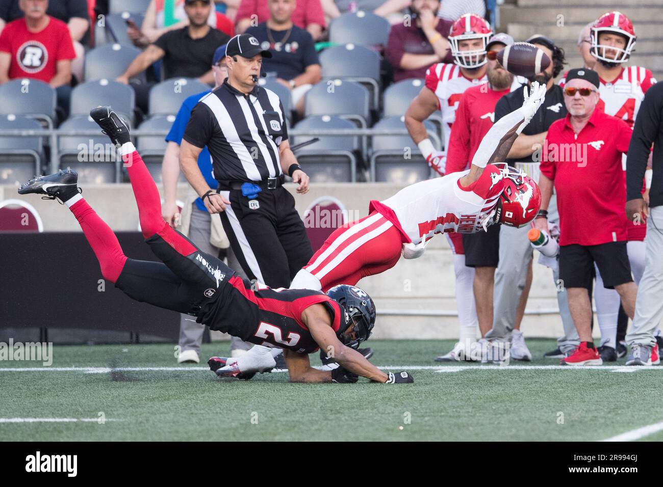 Ottawa, Canada. 15 giugno 2023. Il wide receiver dei Calgary Stampeders Malik Henry (11) tentò di prendere il pallone difeso dal defensive back degli Ottawa Redblacks Hakeem Bailey (24) durante la partita CFL tra Calgary Stampeders e Ottawa Redblacks tenutasi al TD Place Stadium di Ottawa, Canada. Daniel Lea/CSM/Alamy Live News Foto Stock