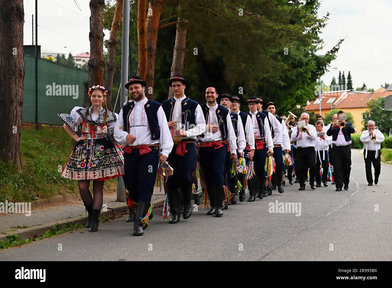 Brno - Bystrc, Repubblica Ceca, 24 giugno 2023. Festeggiamenti tradizionali della festa della festa nella Repubblica Ceca. Festival gastronomico. Ragazze Foto Stock