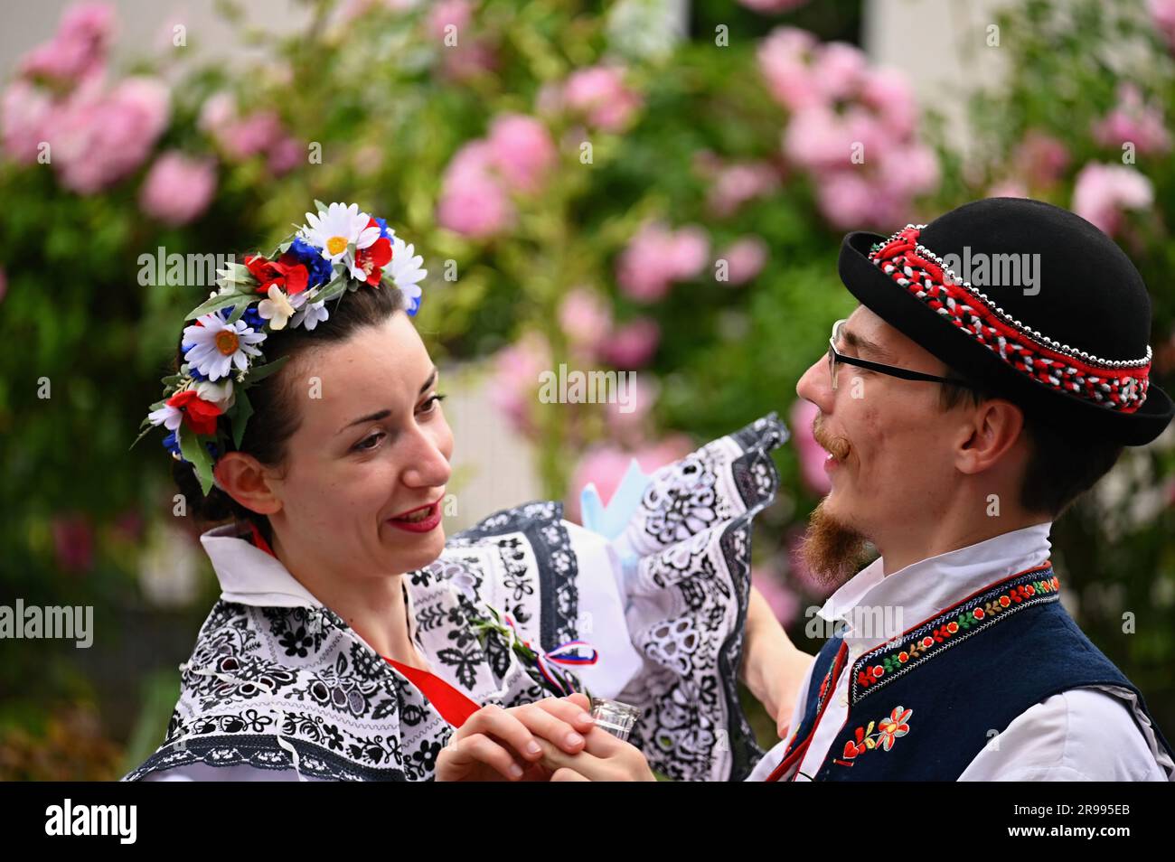 Brno - Bystrc, Repubblica Ceca, 24 giugno 2023. Festeggiamenti tradizionali della festa della festa nella Repubblica Ceca. Festival gastronomico. Ragazze Foto Stock