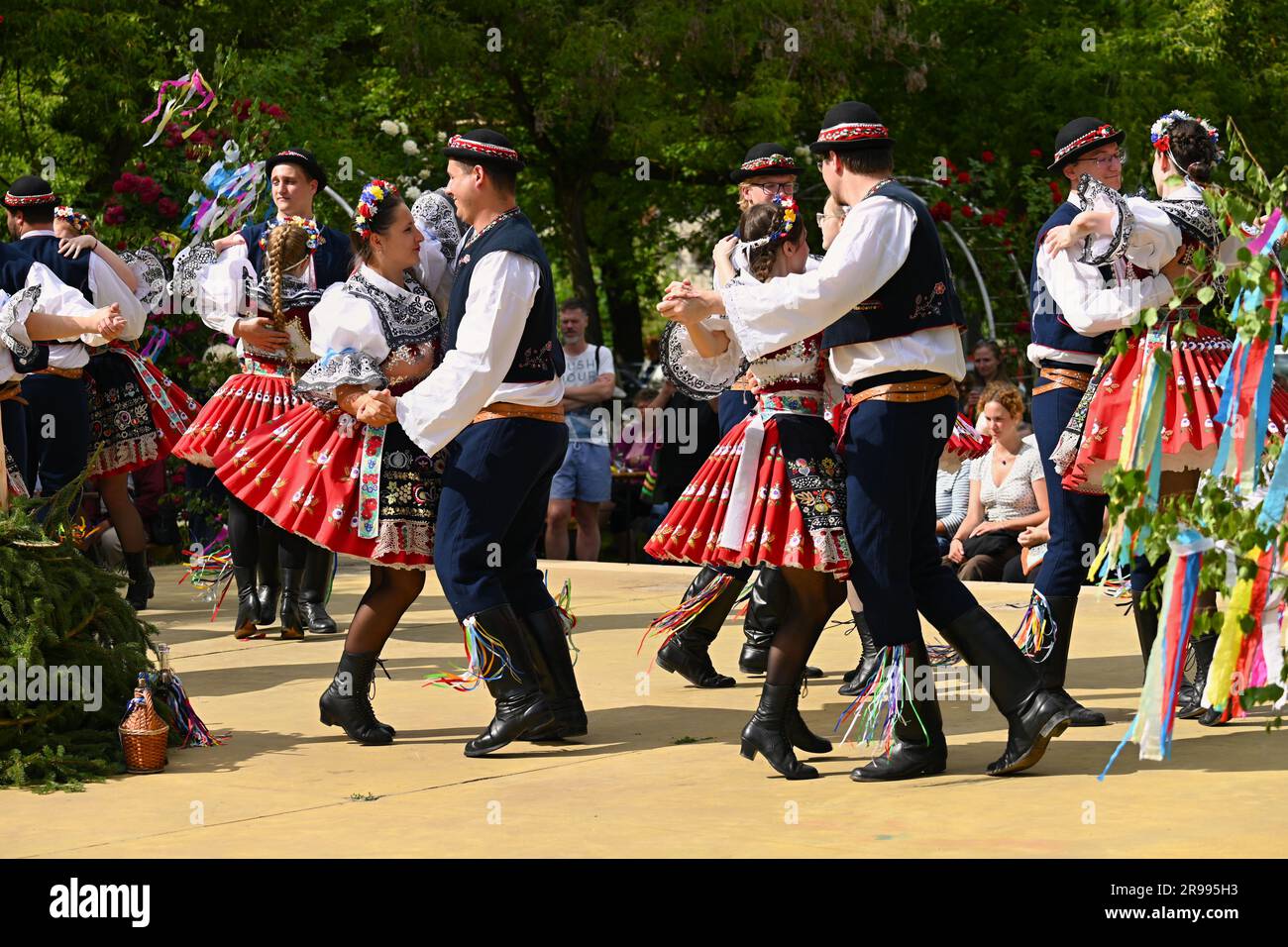 Brno - Bystrc, Repubblica Ceca, 24 giugno 2023. Festeggiamenti tradizionali della festa della festa nella Repubblica Ceca. Festival gastronomico. Ragazze Foto Stock