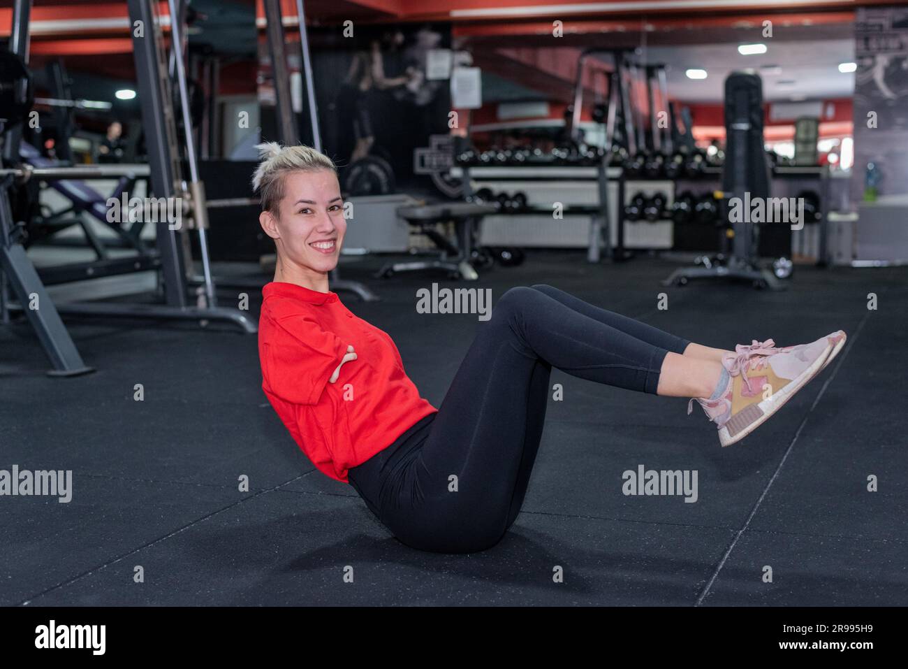 Donna senza armi allenarsi in palestra Foto Stock