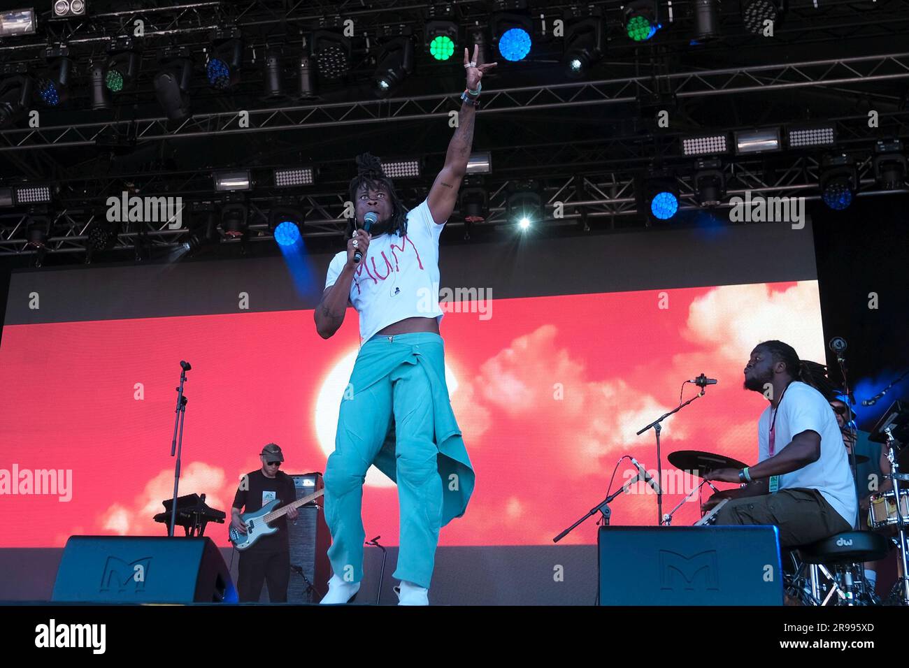 Pilton, Regno Unito. 24 giugno 2023. L'artista musicale afro-beat nigeriano Steven Umoh, conosciuto professionalmente come Obongjayar, si esibisce dal vivo sul palco del Glastonbury Festival of the Performing Arts Credito: SOPA Images Limited/Alamy Live News Foto Stock