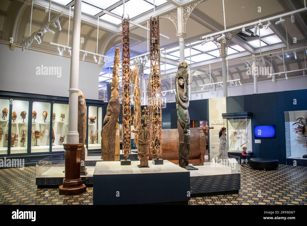 I pali cerimoniali scolpiti nella mostra Pacific Spirit nel Museo australiano. Questa galleria celebra e mette in mostra queste vivaci culture del Pacifico Foto Stock