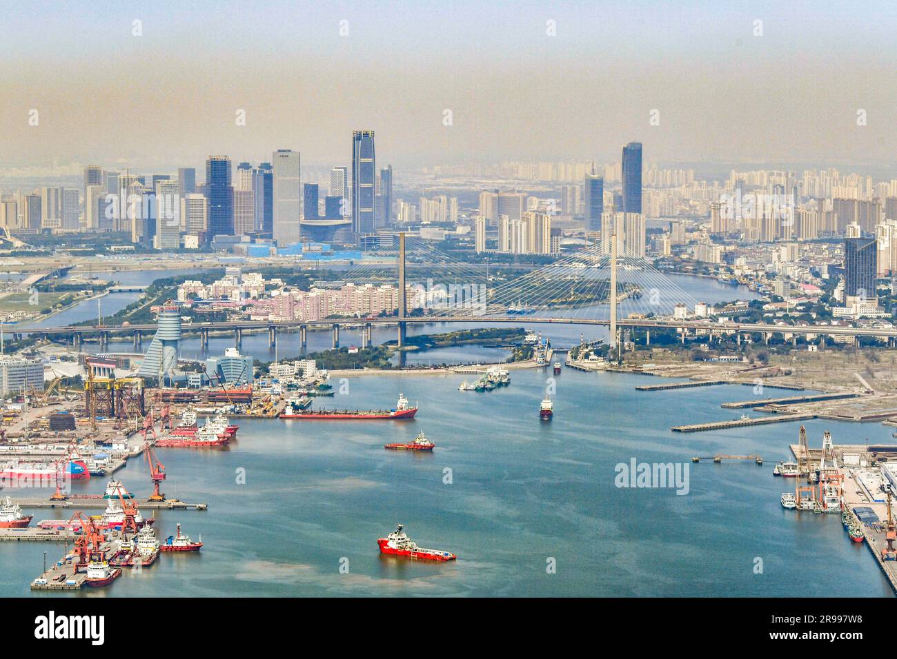 Tianjin. 16 giugno 2023. Questa vista aerea del 16 giugno 2023 mostra una vista del canale principale del porto di Tianjin, nella municipalità di Tianjin nel nord della Cina. Il 14° incontro annuale dei nuovi campioni, noto anche come Forum estivo di Davos, si terrà a Tianjin dal 27 al 29 giugno. Circa 1.500 leader del settore pubblico e privato di oltre 90 paesi si riuniranno per l'evento di tre giorni. Crediti: Sun Fanyue/Xinhua/Alamy Live News Foto Stock