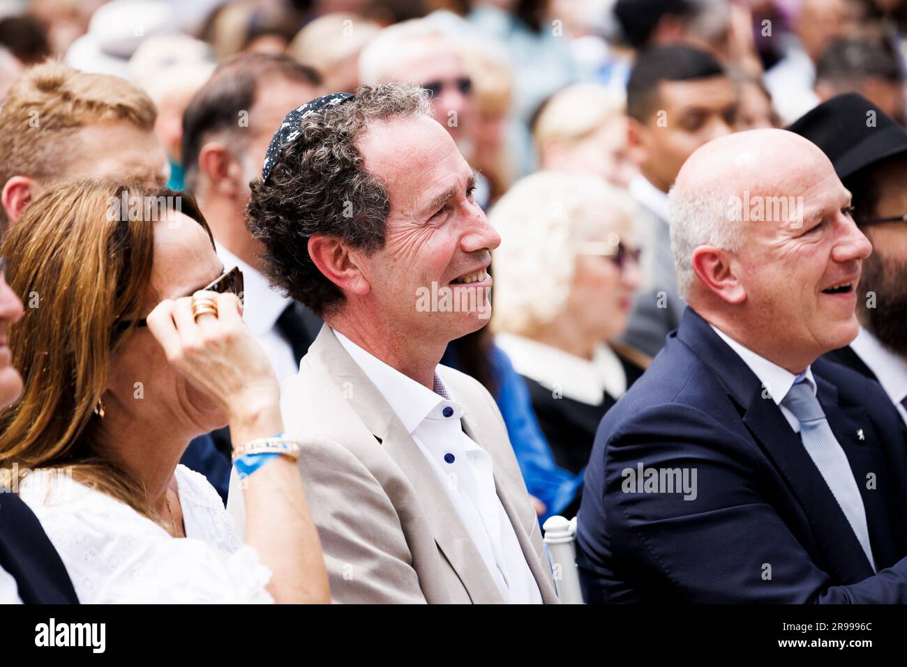 Berlino, Germania. 25 giugno 2023. Trevor Pears (m), membro del Consiglio di amministrazione della Pears Foundation, e Kai Wegner (r, CDU), sindaco di Berlino, alla cerimonia di apertura del Pears Jewish Campus (PJC). La più grande istituzione ebraica per l'istruzione, la cultura e lo sport da quando la Shoah ha aperto a Berlino con una festa di strada. Il Pears Jewish Campus di Wilmersdorf offre 8.000 metri quadrati di asilo nido, scuola elementare e superiore, studi artistici e studi musicali, un cinema da 100 posti e una sala per eventi sportivi. Crediti: Carsten Koall/dpa/Alamy Live News Foto Stock