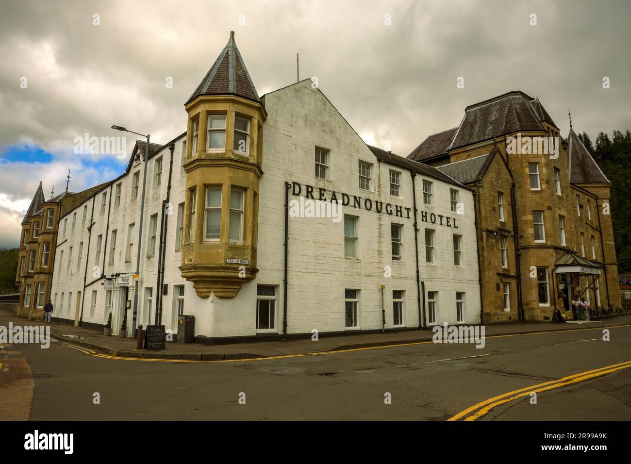 Il Dreadnaught Hotel è utilizzato principalmente dai gruppi turistici per soste a Callander, Scozia, Regno Unito Foto Stock