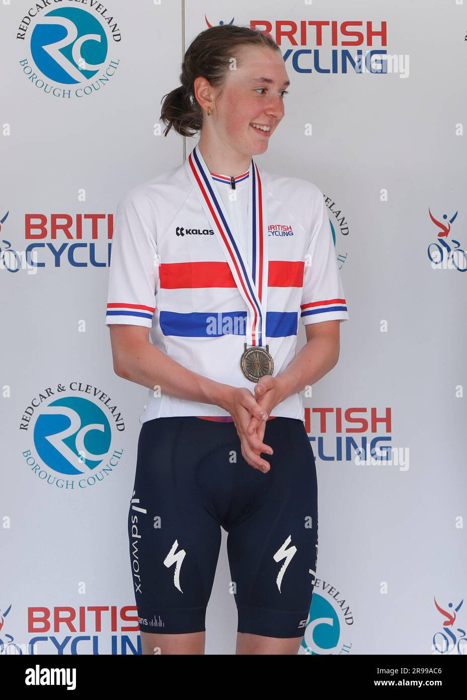 Anna Shackley del Team SD Worx si pone con la sua medaglia d'oro dopo aver vinto il titolo u23 nella gara femminile su strada per i British National Road Championships 2023 a Saltburn a Redcar e Cleveland, North Yorkshire. Data foto: Domenica 25 giugno 2023. Foto Stock