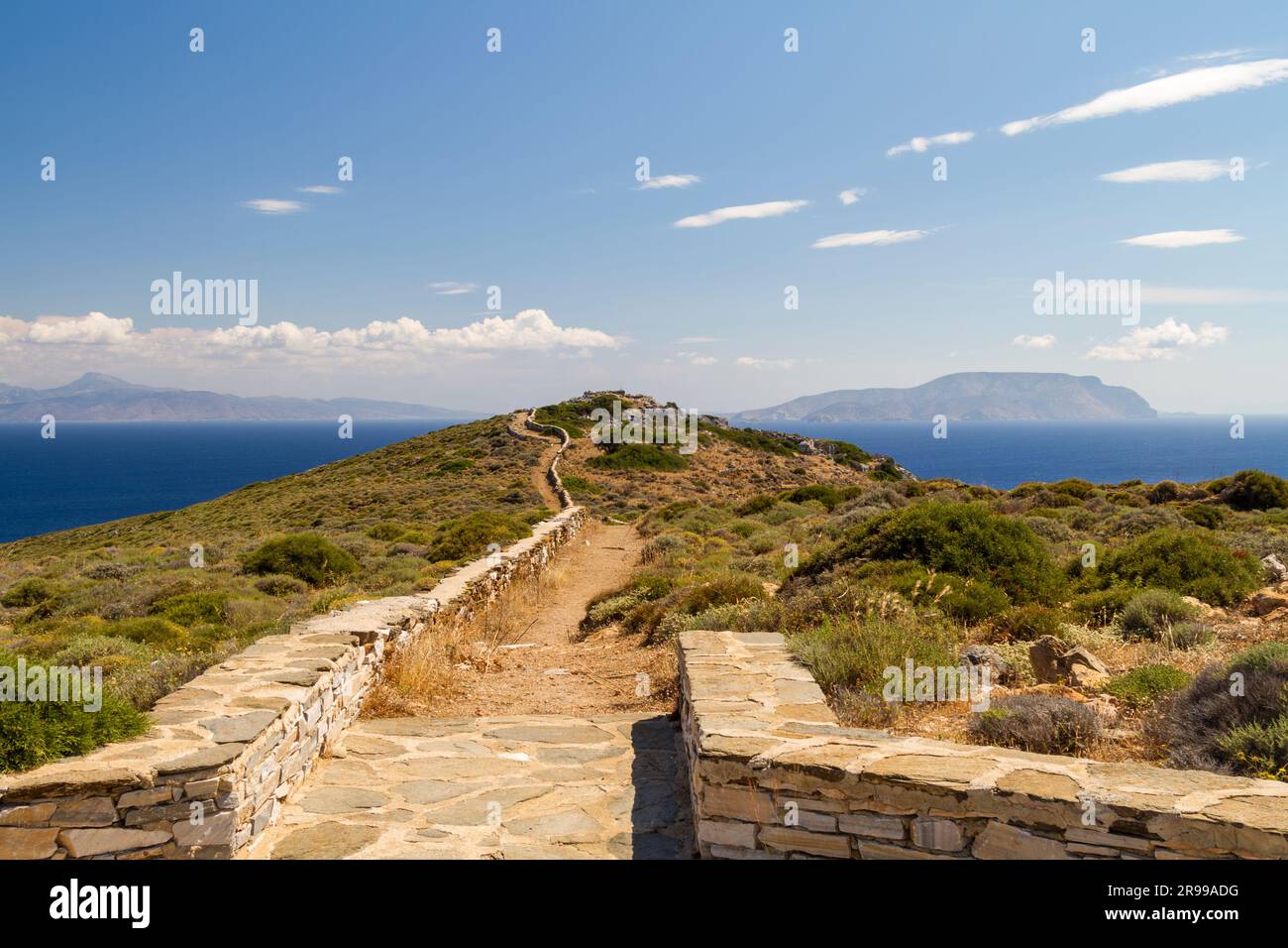 Un sentiero che conduce alla tomba di Omero, situata nella parte settentrionale dell'isola di iOS, vicino alla spiaggia di Plakotos nelle Cicladi. Foto Stock