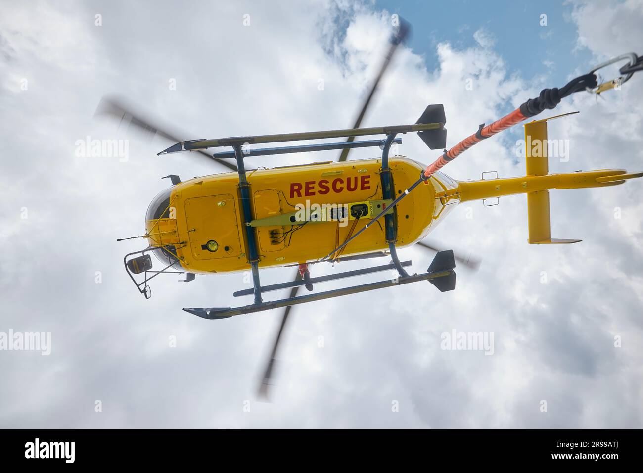 Elicottero volante di Emergency Medical Service contro il cielo. Temi salvataggio, aiuto e speranza. Foto Stock