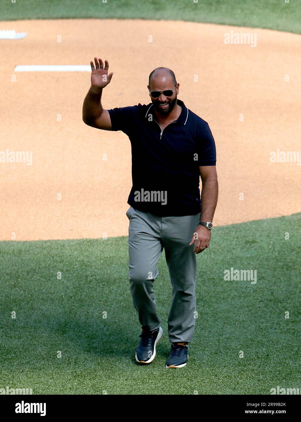 Ex St Il giocatore dei Louis Cardinals Albert Pujols saluta ai tifosi dopo aver preso parte ad un primo lancio cerimoniale durante la partita della MLB London Series al London Stadium di Londra. Data foto: Domenica 25 giugno 2023. Foto Stock