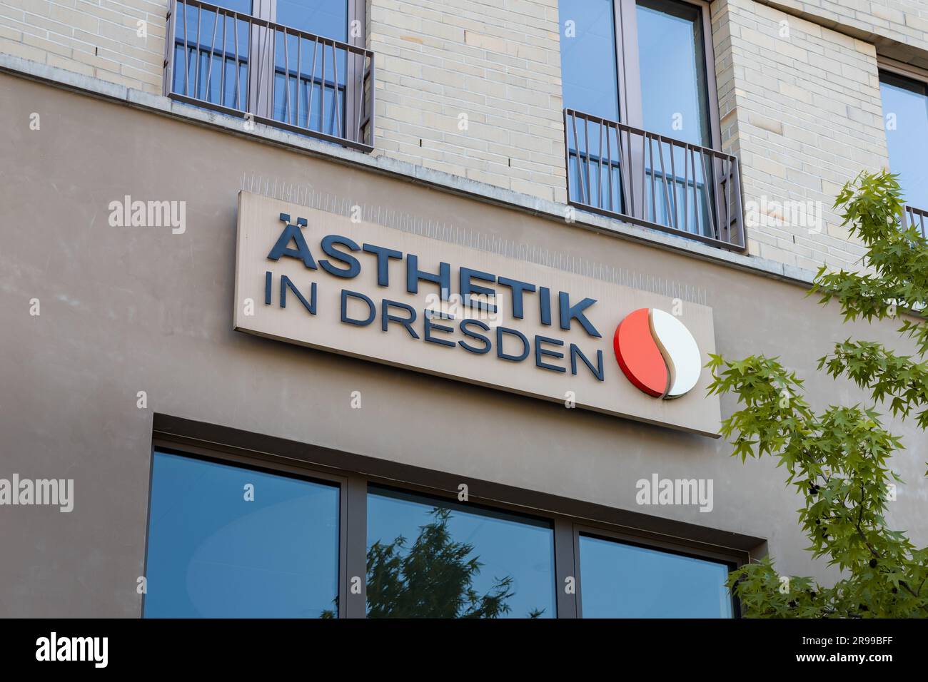 Ästhetik in Dresda (estetica) logo segno della clinica di bellezza. Chirurgia plastica ed estetica per modellare il corpo umano come un'azienda. Foto Stock