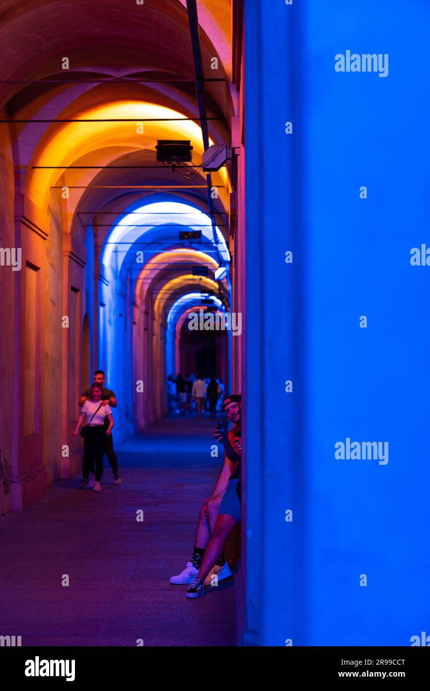Bologna, Italia - 23 giugno 2023: Passeggia di notte sotto i portici che conducono al santuario di San Luca illuminato per la prima edizione del Bo Foto Stock