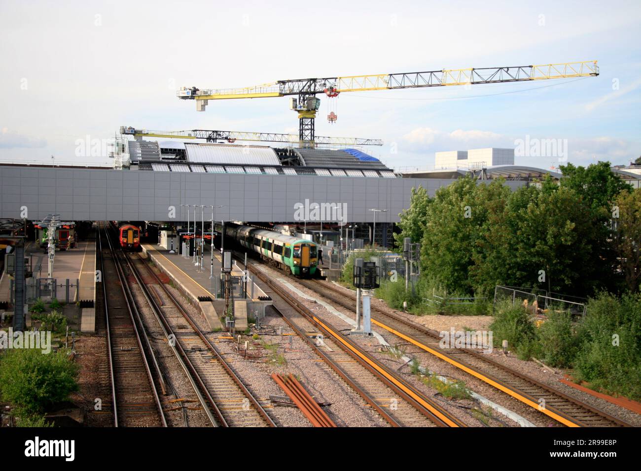Lavori di ingegneria per costruire il nuovo terminal della stazione ferroviaria dell'aeroporto di Gatwick Foto Stock