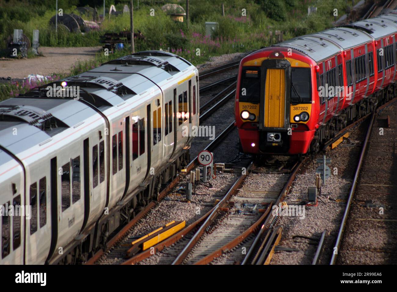 Un treno Thameslink nelle vicinanze della stazione ferroviaria dell'aeroporto di Gatwick Foto Stock