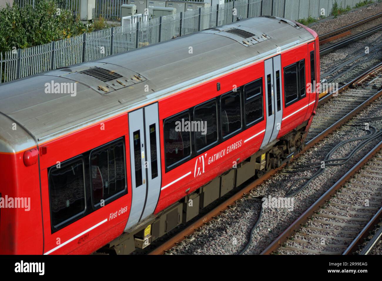 Un treno Gatwick Express in partenza dalla stazione ferroviaria dell'aeroporto di Gatwick Foto Stock