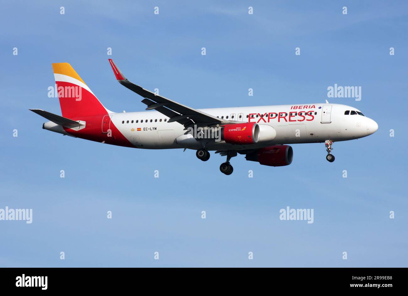 Un Airbus A320 dell'Iberia Express si avvicina all'aeroporto di Gatwick Foto Stock