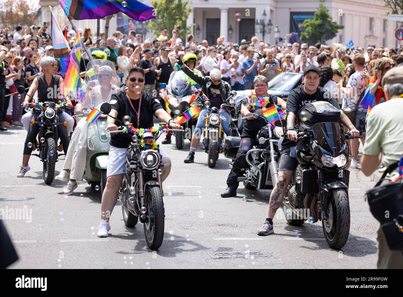 Monaco di Baviera, GERMANIA - 24 giugno 2023: Persone in moto alla Parata del Christopher Street Day CSD di Monaco. Foto Stock