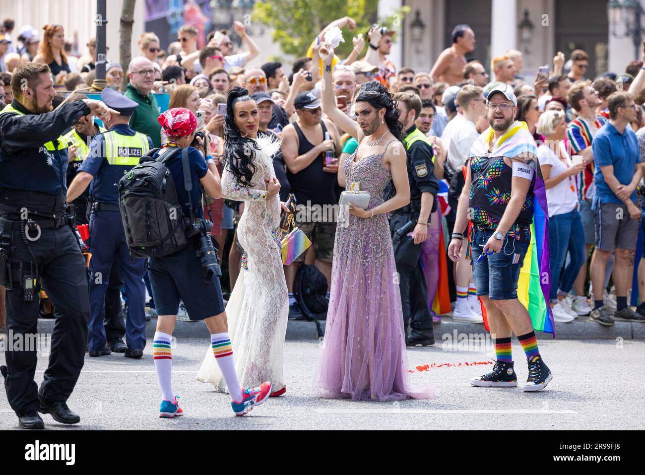 Monaco di Baviera, GERMANIA - 24 giugno 2023: People at the Parade at Christopher Street Day CSD a Monaco di Baviera. Due drag queen. Foto Stock