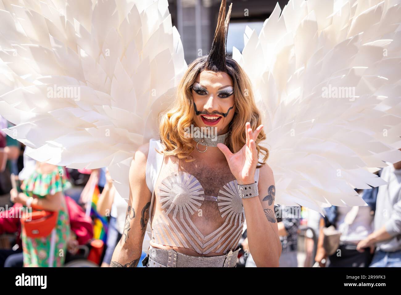 Monaco di Baviera, GERMANIA - 24 giugno 2023: People at the Parade at Christopher Street Day CSD a Monaco di Baviera. Trascinare la regina con le ali. Foto Stock