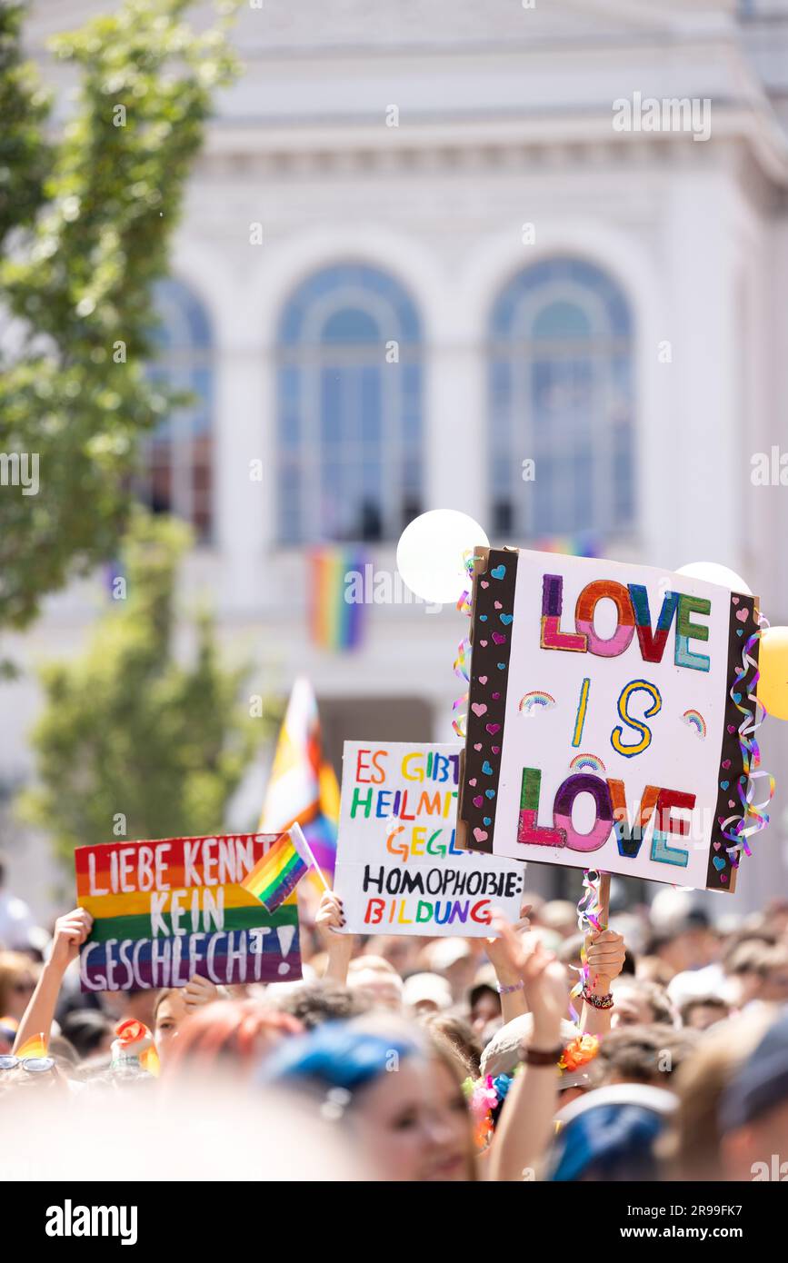 Monaco di Baviera, GERMANIA - 24 giugno 2023: People at the Parade at Christopher Street Day CSD a Monaco di Baviera. Poster con il testo "l'amore non è un genere", "c'è un Foto Stock