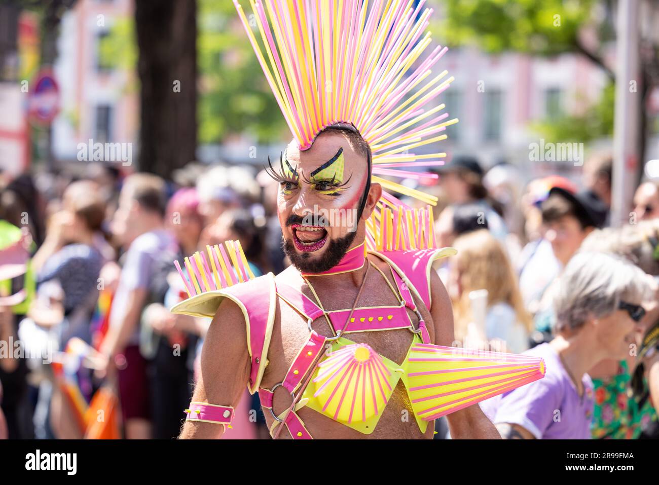 Monaco di Baviera, GERMANIA - 24 giugno 2023: People at the Parade at Christopher Street Day CSD a Monaco di Baviera. Drag queen con taglio di capelli mohawk Foto Stock