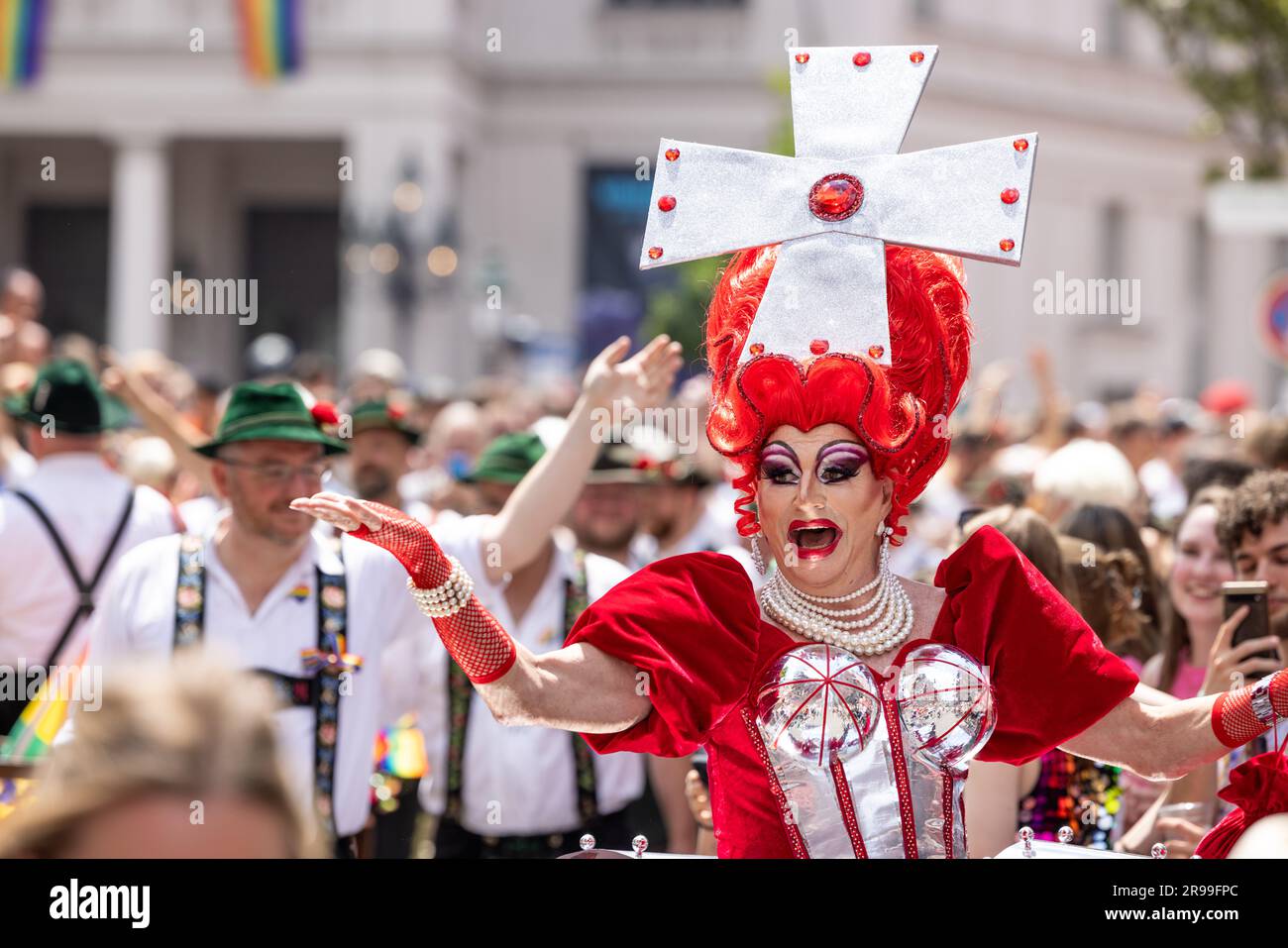 Monaco di Baviera, GERMANIA - 24 giugno 2023: People at the Parade at Christopher Street Day CSD a Monaco di Baviera. Drag queen con un costume elegante. Foto Stock