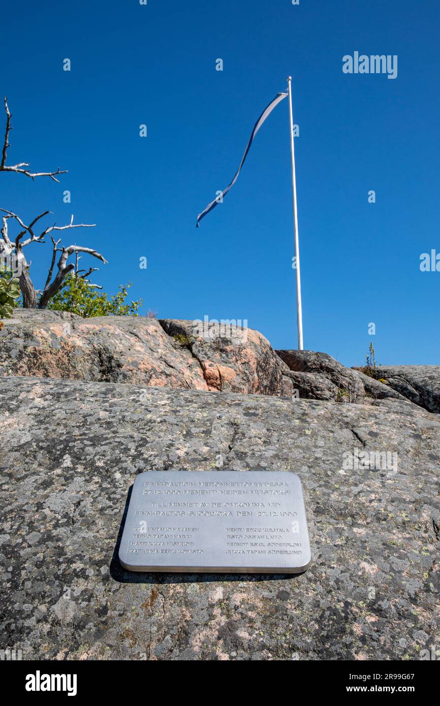 Targa commemorativa alle vittime del naufragio della M/S Finn-Baltic nel 1990 su una scogliera costiera ad Hanko, Finlandia Foto Stock