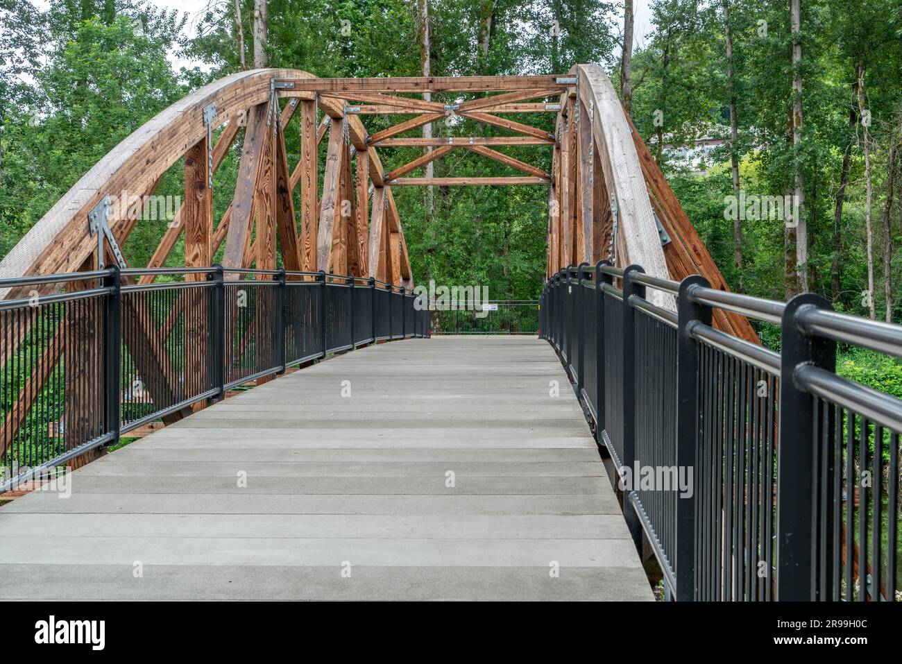 Un passaggio pedonale su un ponte pedonale a Bothell, Washington. Foto Stock