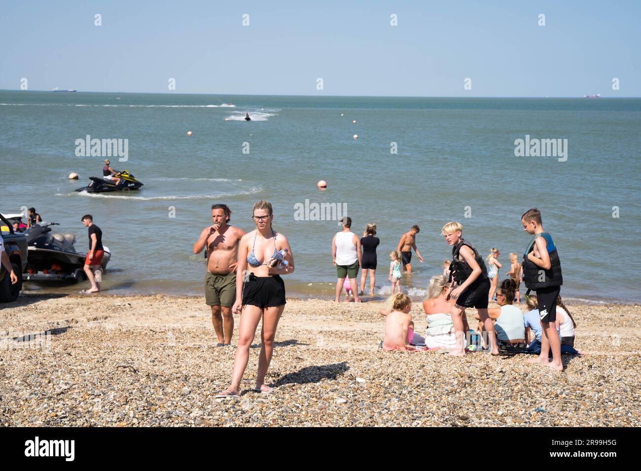 Kent, 25 giugno 2023. Meteo Regno Unito. Amanti del moto d'acqua che si godono la calda domenica estiva sulla spiaggia Kent UK, credito: Xiu Bao/Alamy Live News Foto Stock