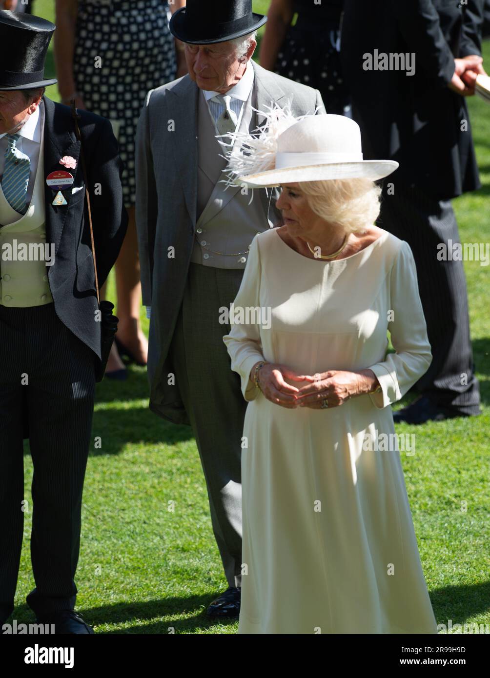 Ascot, Berkshire, Regno Unito. 24 giugno 2023. Re Carlo III e la regina Camilla erano nell'anello della parata all'ippodromo di Ascot oggi per guardare il loro cavallo King's Lynn. Hanno chiacchierato con il rappresentante di sua Maestà, Sir Francis Brook, il loro Racing Manager, Sir John Warren e il fantino Harry Davies. Credito: Maureen McLean/Alamy Live News Foto Stock