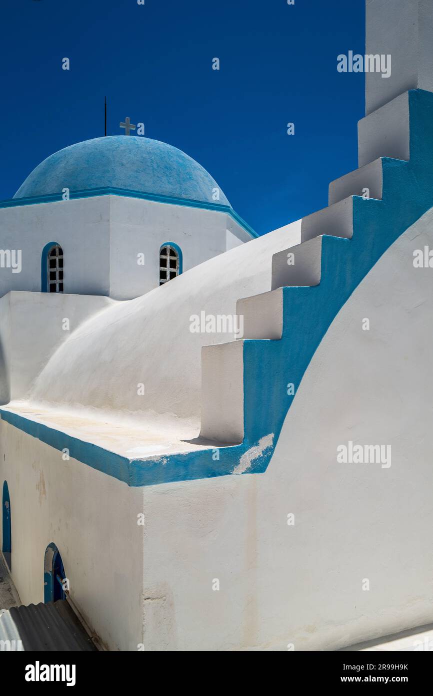 Colorata chiesa greca tradizionale ad Apollonas, un villaggio di pescatori a Naxos, Grecia. Colori architettonici, blu e bianco. Ortodosso. Foto Stock