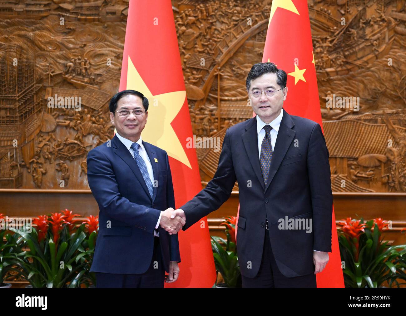 Pechino, Cina. 25 giugno 2023. Il consigliere di Stato cinese e ministro degli Esteri Qin Gang incontra il ministro degli Esteri vietnamita bui Thanh Son, che accompagna il primo ministro vietnamita Pham Minh Chinh in visita in Cina, a Pechino, capitale della Cina, il 25 giugno 2023. Crediti: Zhang Ling/Xinhua/Alamy Live News Foto Stock