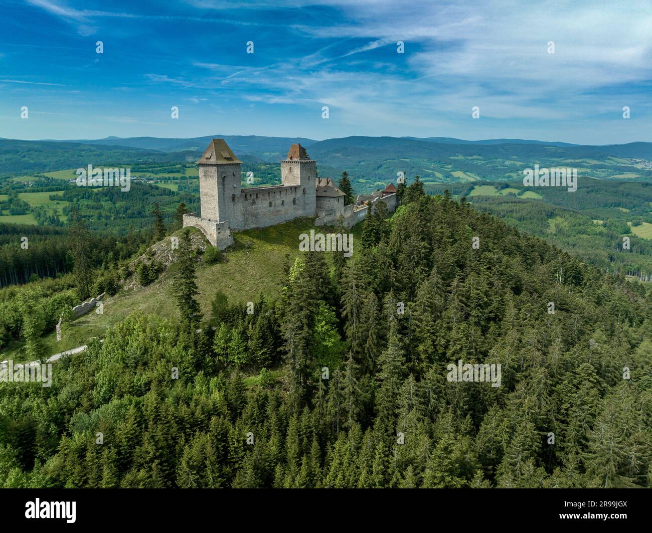 Vista aerea di Kasperk Hrad o del castello di Karlsberg in Cechia. La parte centrale del castello è costituita da due torri residenziali e da un palazzo oblungo Foto Stock