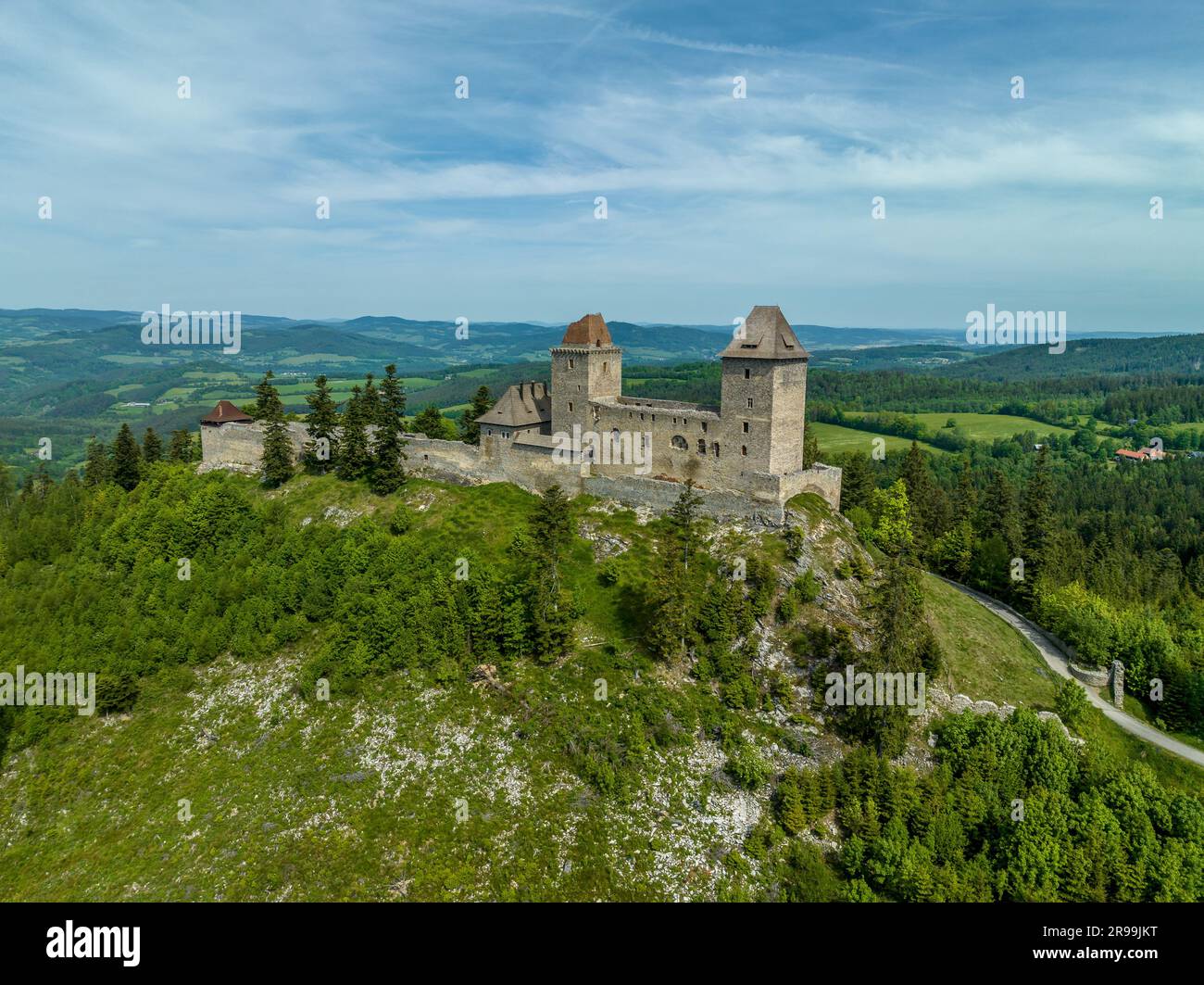 Vista aerea di Kasperk Hrad o del castello di Karlsberg in Cechia. La parte centrale del castello è costituita da due torri residenziali e da un palazzo oblungo Foto Stock